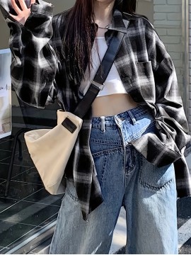 シックなヴィンテージ風ブラック＆ホワイトチェックシャツ（女性用）- カジュアルな長袖、ミドル丈ボタンディテール、洗濯機可