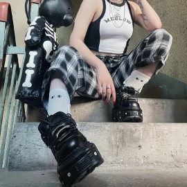 女性のブラックパンクスタイルフラットプラットフォームアンクルブーツ。ハイヒール、ラウンドトゥ、厚底、メタルデコレーションが特徴で、Y2Kゴシックルックやハロウィンスポーツに最適です。