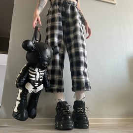 女性のブラックパンクスタイルフラットプラットフォームアンクルブーツ。ハイヒール、ラウンドトゥ、厚底、メタルデコレーションが特徴で、Y2Kゴシックルックやハロウィンスポーツに最適です。