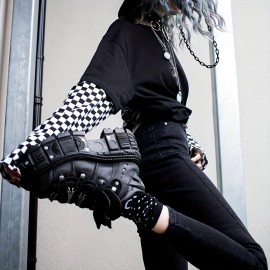女性のブラックパンクスタイルフラットプラットフォームアンクルブーツ。ハイヒール、ラウンドトゥ、厚底、メタルデコレーションが特徴で、Y2Kゴシックルックやハロウィンスポーツに最適です。