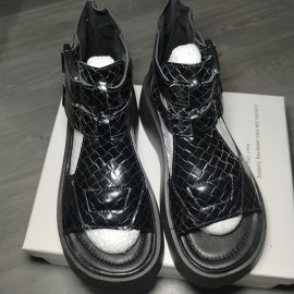 女性向けのシックなレトロな夏のプラットフォームシューズ - 厚手のソール、オープントゥ、バックルクロージャー、ブラック、ピンク、ホワイトの芸術的な空洞デザイン - 耐久性のある合成カバー