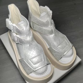 女性向けのシックなレトロな夏のプラットフォームシューズ - 厚手のソール、オープントゥ、バックルクロージャー、ブラック、ピンク、ホワイトの芸術的な空洞デザイン - 耐久性のある合成カバー