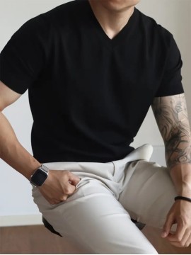 メンズ多用途Vネック半袖ニットセーター - カジュアルフィット、ソリッドブラック、オールシーズンで快適なニット生地、毎日のセーター | カジュアルスタイル | ニットテクスチャー